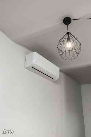 Izīrē ilgtermiņā mēbelētu un ar sadzīves tehniku aprīkotu divistabu dzīvokli pirmskara laika ēkā And Рига