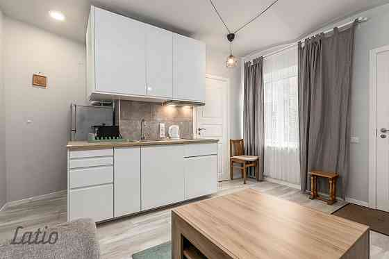 Izīrē ilgtermiņā mēbelētu un ar sadzīves tehniku aprīkotu divistabu dzīvokli pirmskara laika ēkā And Рига