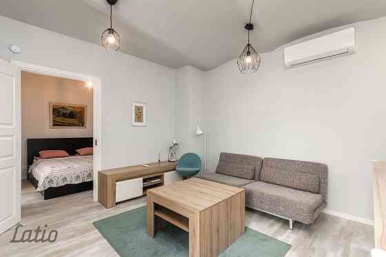 Izīrē ilgtermiņā mēbelētu un ar sadzīves tehniku aprīkotu divistabu dzīvokli pirmskara laika ēkā And Рига