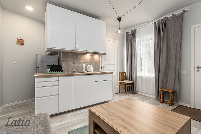 Izīrē ilgtermiņā mēbelētu un ar sadzīves tehniku aprīkotu divistabu dzīvokli pirmskara laika ēkā And Рига - изображение 2