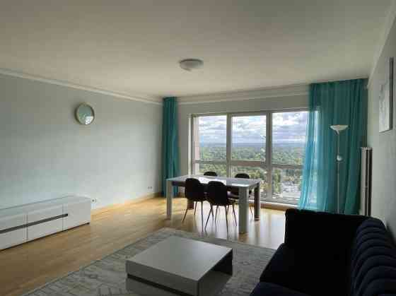 Сдается просторная 3хкомнатная квартира в многоэтажном жилом и деловом Рига