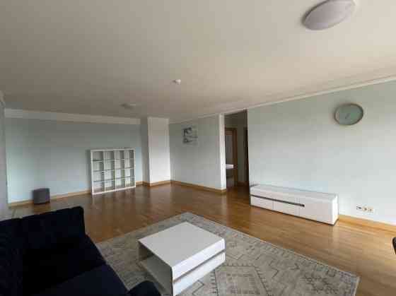 Сдается просторная 3хкомнатная квартира в многоэтажном жилом и деловом Рига