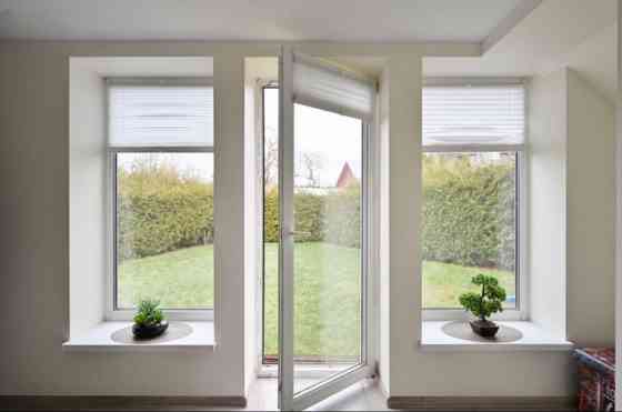 Предлагается кирпичный семейный дом в Олайнском районе, д/к Ezītis, с прочной Rīga