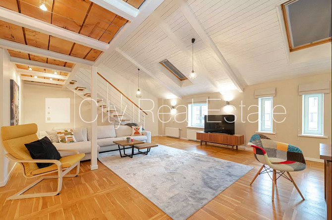 Fasādes māja, renovēta māja, ieeja no ielas, ir lifts, kāpņu telpa pēc kapitālā remonta, Rīga - foto 14