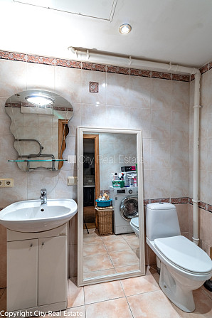 Фасадный дом, вход с улицы, окна выходят в обе стороны дома, студио, кухня Рига - изображение 11