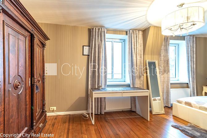 Фасадный дом, вход с улицы, окна выходят в обе стороны дома, студио, кухня Рига - изображение 9