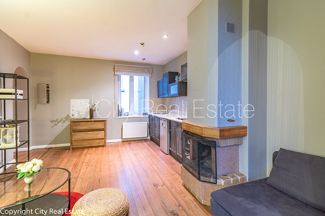 Фасадный дом, вход с улицы, окна выходят в обе стороны дома, студио, кухня Рига - изображение 8