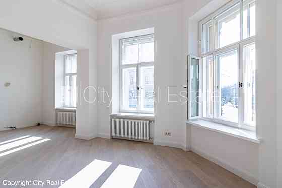 Фасадный дом, реновированный дом, закрытый двор, вход с улицы и со двора, лифт, Рига