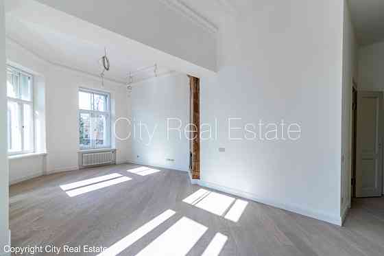 Фасадный дом, реновированный дом, закрытый двор, вход с улицы и со двора, лифт, Рига