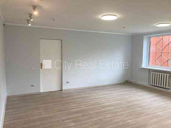 Фасадный дом, закрытый двор, территория обнесена забором, места для нескольких Рига