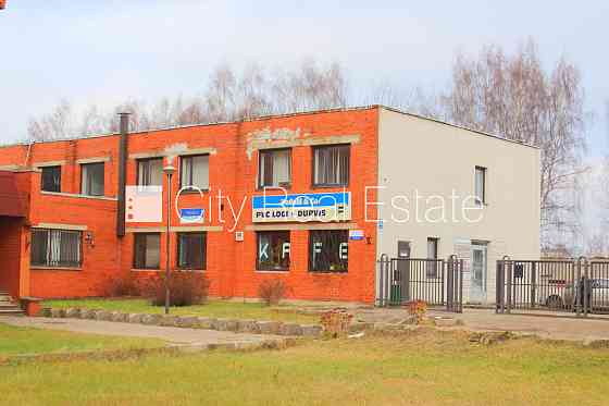 Фасадный дом, закрытый двор, территория обнесена забором, места для нескольких Рига