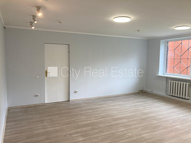 Фасадный дом, закрытый двор, территория обнесена забором, места для нескольких Рига - изображение 5