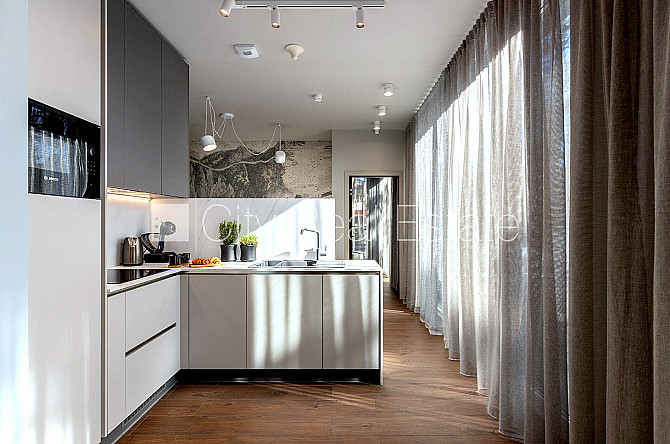 Новостройка, фасадный дом, благоустроенная озеленённая территория, подземная Юрмала - изображение 12