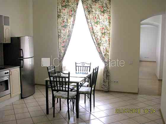 Реновированный дом, закрытый двор, лестничная клетка после капитального ремонта, Rīga