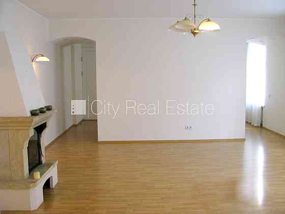 Реновированный дом, закрытый двор, лестничная клетка после капитального ремонта, Rīga