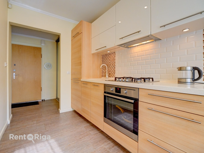 Ilgtermiņa īrei tiek piedāvāts mājīgs un gaišs 2 istabu dzīvoklis Centrā, specprojekta Rīga - foto 3