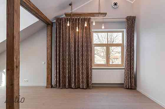 Ilgtrermiņa īrei romantisks trīs guļamistabu jumta stāva dzīvoklis kapitāli renovētā vēsturiskā koka Rīga