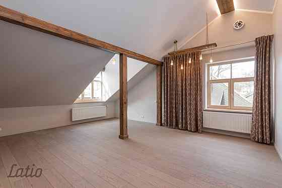 Ilgtrermiņa īrei romantisks trīs guļamistabu jumta stāva dzīvoklis kapitāli renovētā vēsturiskā koka Rīga