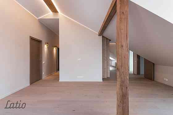 Ilgtrermiņa īrei romantisks trīs guļamistabu jumta stāva dzīvoklis kapitāli renovētā vēsturiskā koka Rīga