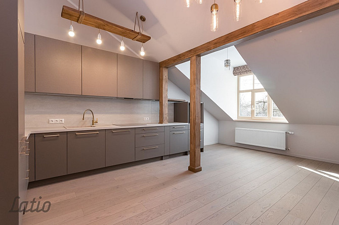 Ilgtrermiņa īrei romantisks trīs guļamistabu jumta stāva dzīvoklis kapitāli renovētā Rīga - foto 4