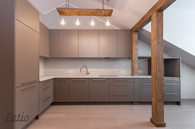 Ilgtrermiņa īrei romantisks trīs guļamistabu jumta stāva dzīvoklis kapitāli renovētā Rīga - foto 5