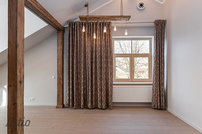 Ilgtrermiņa īrei romantisks trīs guļamistabu jumta stāva dzīvoklis kapitāli renovētā Rīga - foto 1