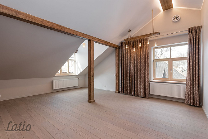 Ilgtrermiņa īrei romantisks trīs guļamistabu jumta stāva dzīvoklis kapitāli renovētā Rīga - foto 2