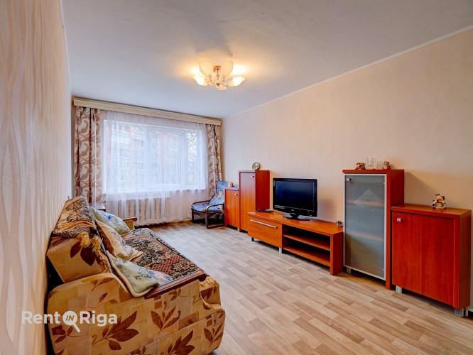 Ilgtermiņā izīrē jauku 2 istabu dzīvokli netālu no TC Dole! No ēkas uz abām pusēm paveras Rīga - foto 1