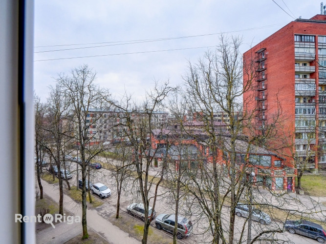 Ilgtermiņā izīrē jauku 2 istabu dzīvokli netālu no TC Dole! No ēkas uz abām pusēm paveras Rīga - foto 3