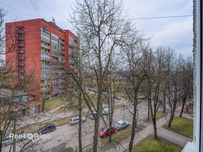 Ilgtermiņā izīrē jauku 2 istabu dzīvokli netālu no TC Dole! No ēkas uz abām pusēm paveras Rīga - foto 4