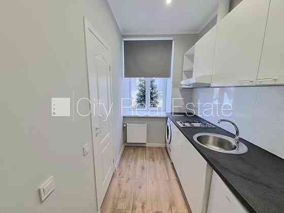 Здание во дворе, благоустроенная озеленённая территория, закрытый двор, Рига