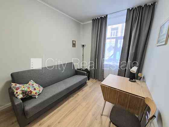 Здание во дворе, благоустроенная озеленённая территория, закрытый двор, Рига