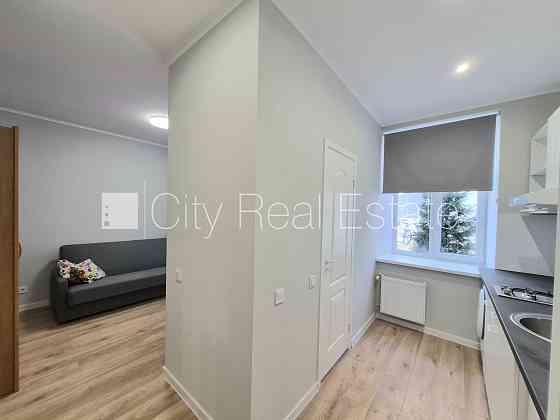 Здание во дворе, благоустроенная озеленённая территория, закрытый двор, Рига