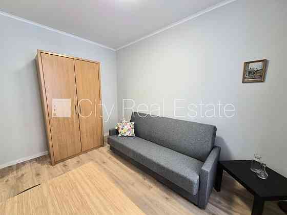 Здание во дворе, благоустроенная озеленённая территория, закрытый двор, Рига