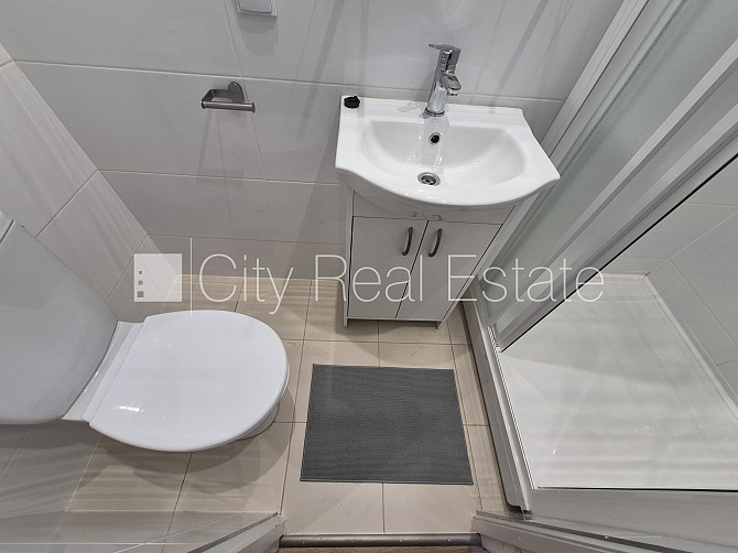 Здание во дворе, благоустроенная озеленённая территория, закрытый двор, Рига - изображение 7