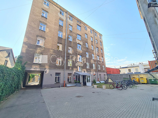 Здание во дворе, благоустроенная озеленённая территория, закрытый двор, Рига - изображение 11