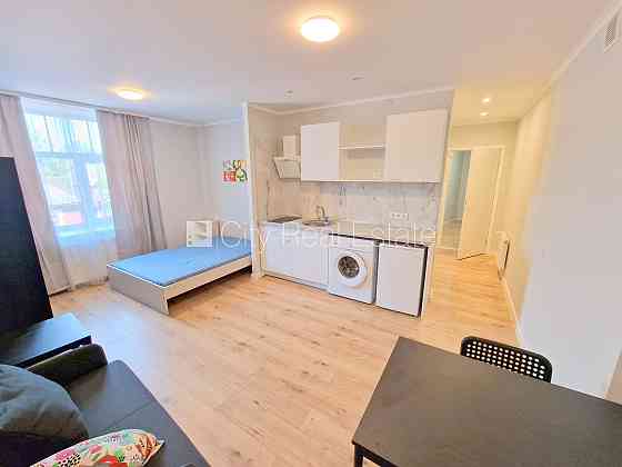 Фасадный дом, закрытый двор, возможность аренды парковки, вход с улицы, Рига