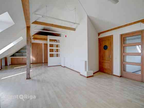 Nomai tiek piedāvāts ērts un funkcionāli dizainisks mansarda birojs. Tā kopējā platība 60 m2. Atroda Rīga