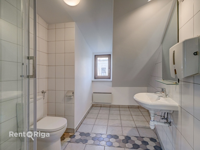 Nomai tiek piedāvāts ērts un funkcionāli dizainisks mansarda birojs. Tā kopējā platība 60 Rīga - foto 8