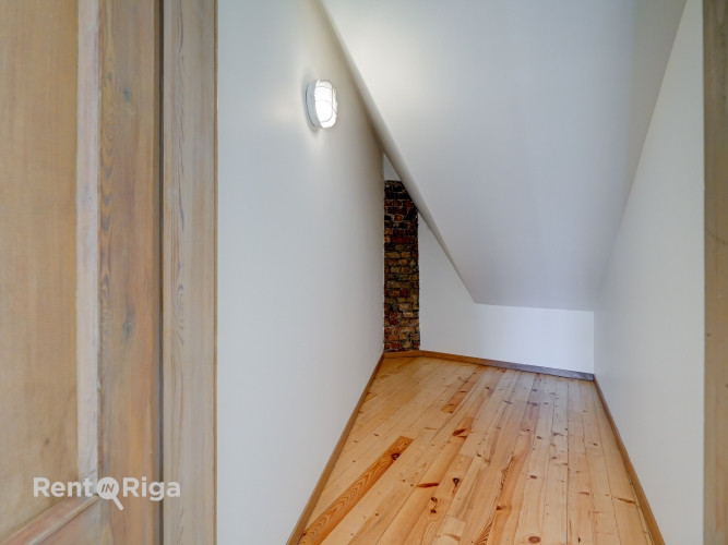 Nomai tiek piedāvāts ērts un funkcionāli dizainisks mansarda birojs. Tā kopējā platība 60 Rīga - foto 9