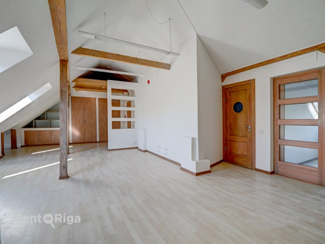 Nomai tiek piedāvāts ērts un funkcionāli dizainisks mansarda birojs. Tā kopējā platība 60 Rīga - foto 6