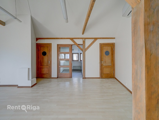 Nomai tiek piedāvāts ērts un funkcionāli dizainisks mansarda birojs. Tā kopējā platība 60 Rīga - foto 4