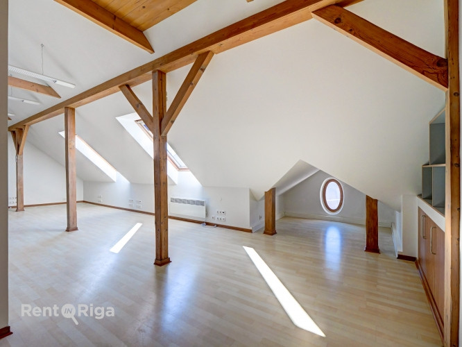 Nomai tiek piedāvāts ērts un funkcionāli dizainisks mansarda birojs. Tā kopējā platība 60 Rīga - foto 3