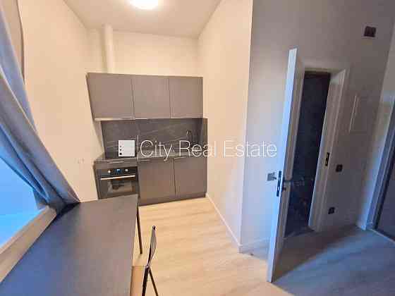 Фасадный дом, реновированный дом, закрытый двор, вход с улицы, лифт, лестничная Rīga