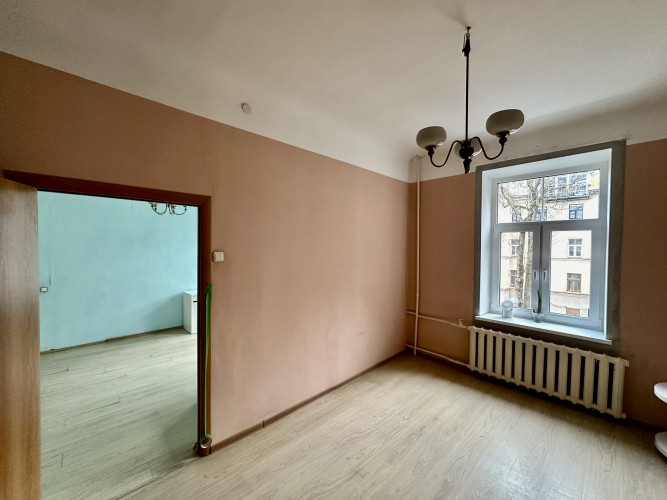 No šī dzīvokļa paveras skats uz klusu iekšpagalmu, dzīvoklis ir kluss, gaišs un saulains. Rīga - foto 6