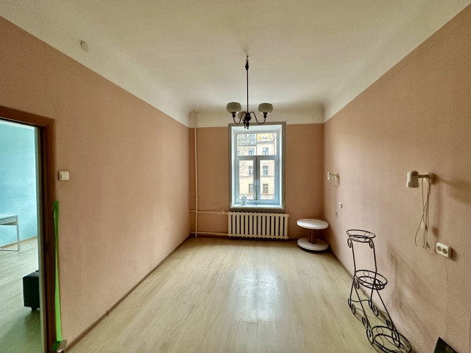 No šī dzīvokļa paveras skats uz klusu iekšpagalmu, dzīvoklis ir kluss, gaišs un saulains. Rīga - foto 7