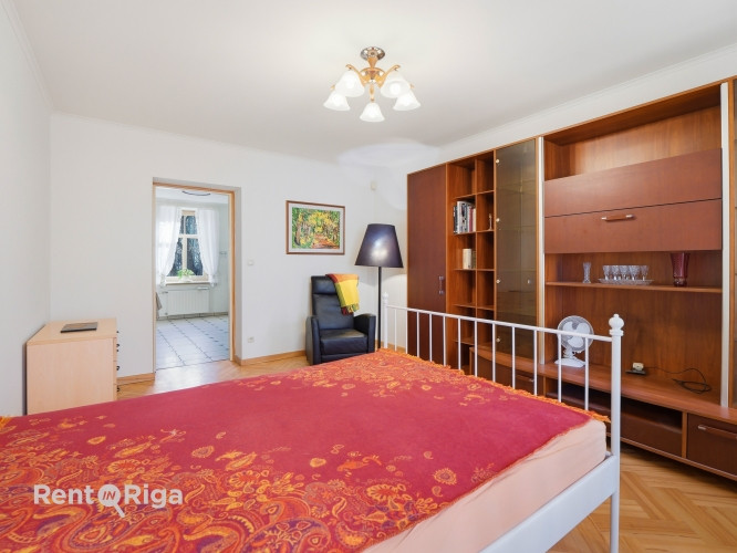 Jauks dzīvoklis ar autostāvvietu.  Telpās tikko veikts kosmētiskais remonts. Dzīvoklī ir 3 Rīga - foto 4