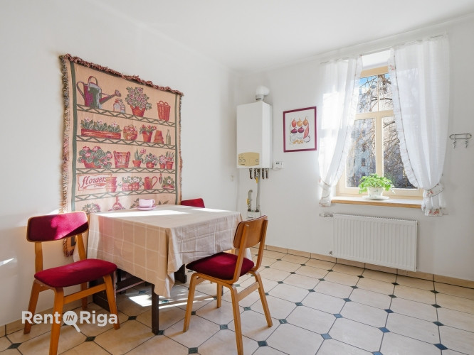 Jauks dzīvoklis ar autostāvvietu.  Telpās tikko veikts kosmētiskais remonts. Dzīvoklī ir 3 Rīga - foto 9