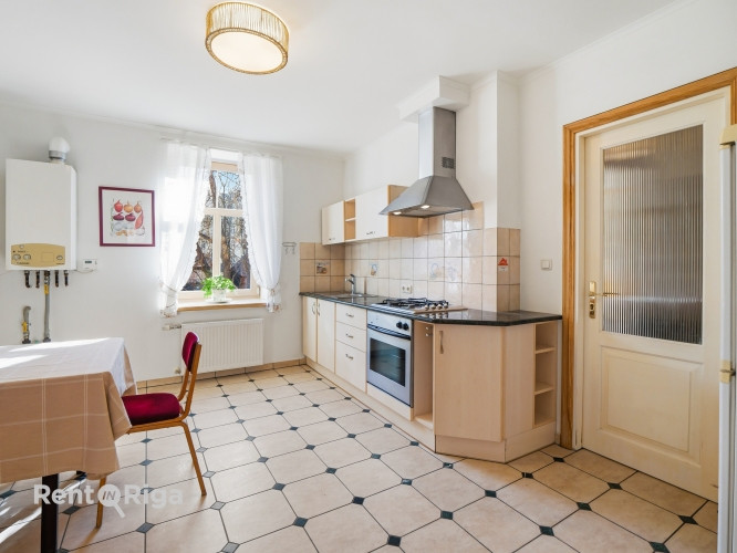 Jauks dzīvoklis ar autostāvvietu.  Telpās tikko veikts kosmētiskais remonts. Dzīvoklī ir 3 Rīga - foto 7