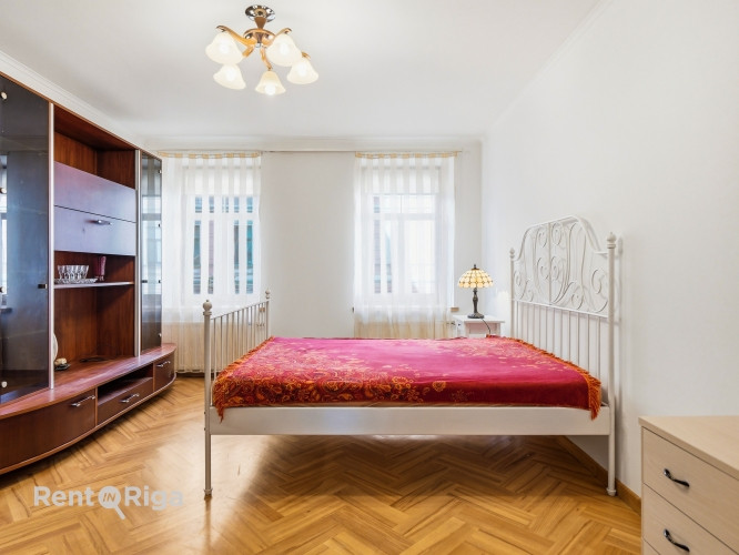 Jauks dzīvoklis ar autostāvvietu.  Telpās tikko veikts kosmētiskais remonts. Dzīvoklī ir 3 Rīga - foto 2